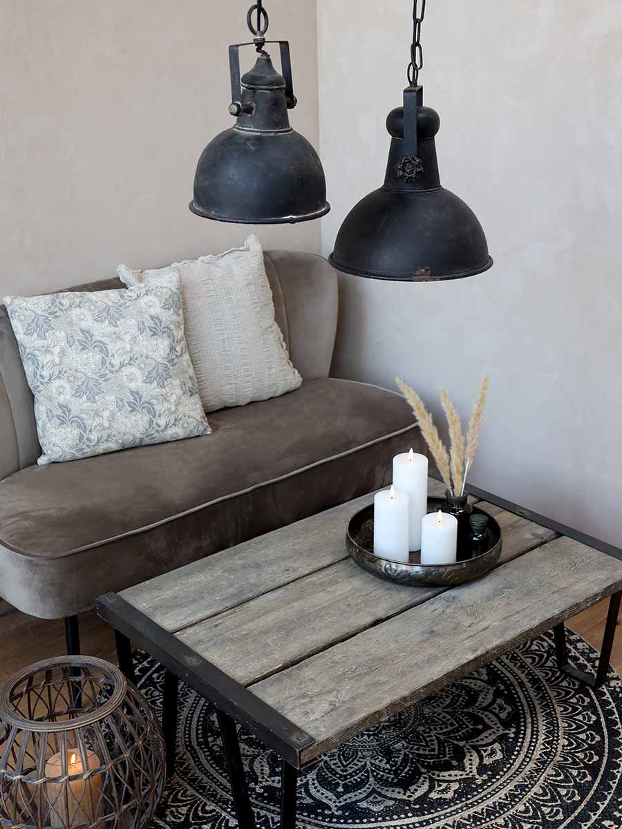 Loft stílusú nappali világosbarna kanapéval, rusztikus asztallal és két ipari stílusú fekete fémlámpával.