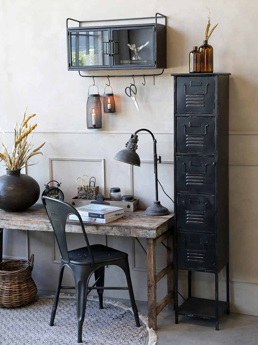 Ipari stílusú dolgozószoba, fém bútorokkal, vintage asztallal rajta a fém asztali lámpával.