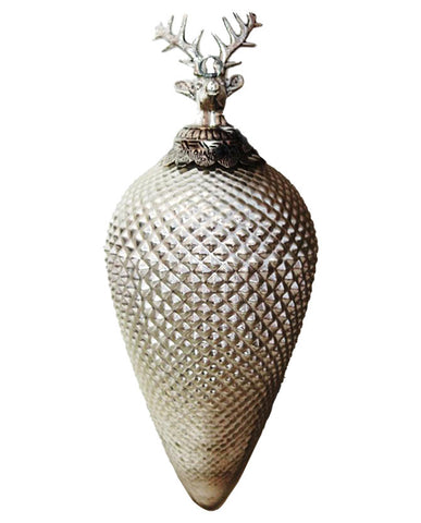 Prémium kategóriás, nagyméretű, 55 cm hosszú, ezüst színű, fenyőtoboz formájú, függeszthető üvegdísz, szarvasfejes fűgesztékkel