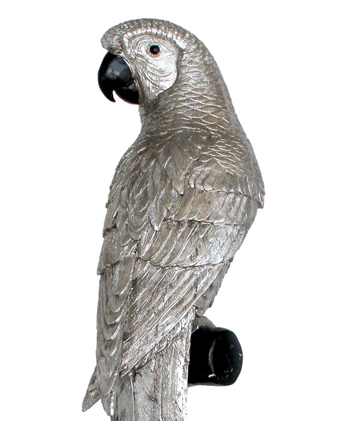 Ezüst színű dekoratív papagáj, díszes fém talapzaton