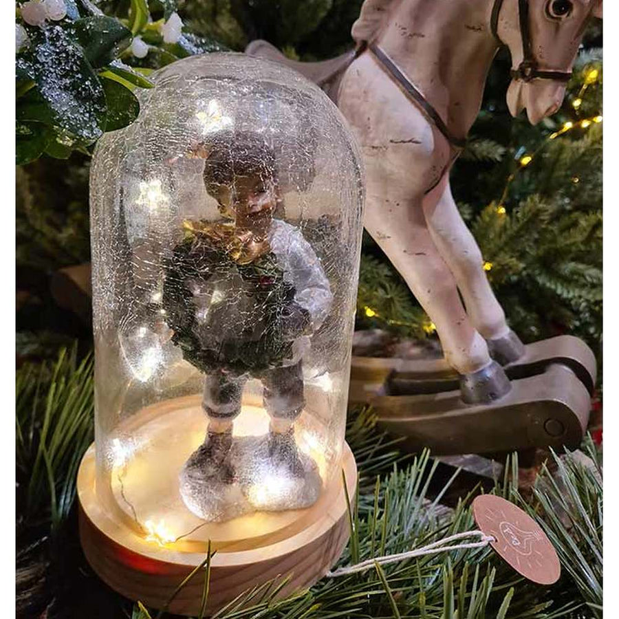 Vidéki stílusú, repesztett, foncsoros dizájnú üvegbúra fa talapzattal, karácsonyi csillag formájú, meleg fényű LED világítással vintage karácsonyi kisfiúval hintalóval 