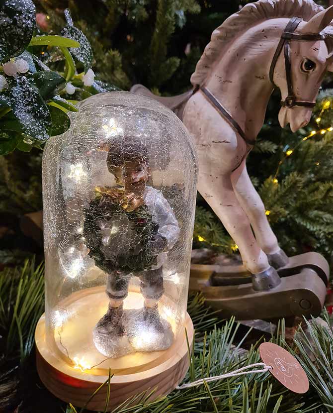 Vidéki stílusú, repesztett, foncsoros dizájnú üvegbúra fa talapzattal, karácsonyi csillag formájú, meleg fényű LED világítással vintage karácsonyi kisfiúval hintalóval 