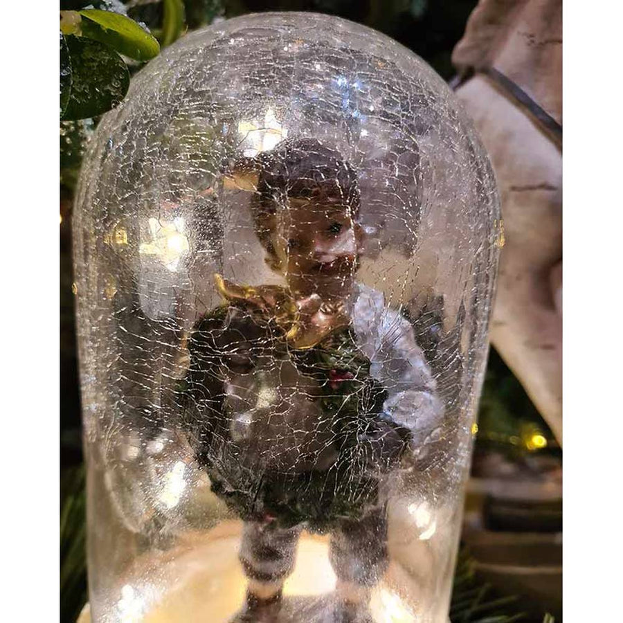 Vidéki stílusú, repesztett, foncsoros dizájnú üvegbúra fa talapzattal, karácsonyi csillag formájú, meleg fényű LED világítással vintage karácsonyi kisfiúval 