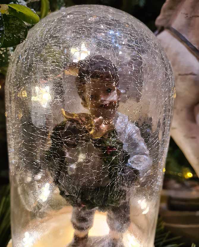 Vidéki stílusú, repesztett, foncsoros dizájnú üvegbúra fa talapzattal, karácsonyi csillag formájú, meleg fényű LED világítással vintage karácsonyi kisfiúval 