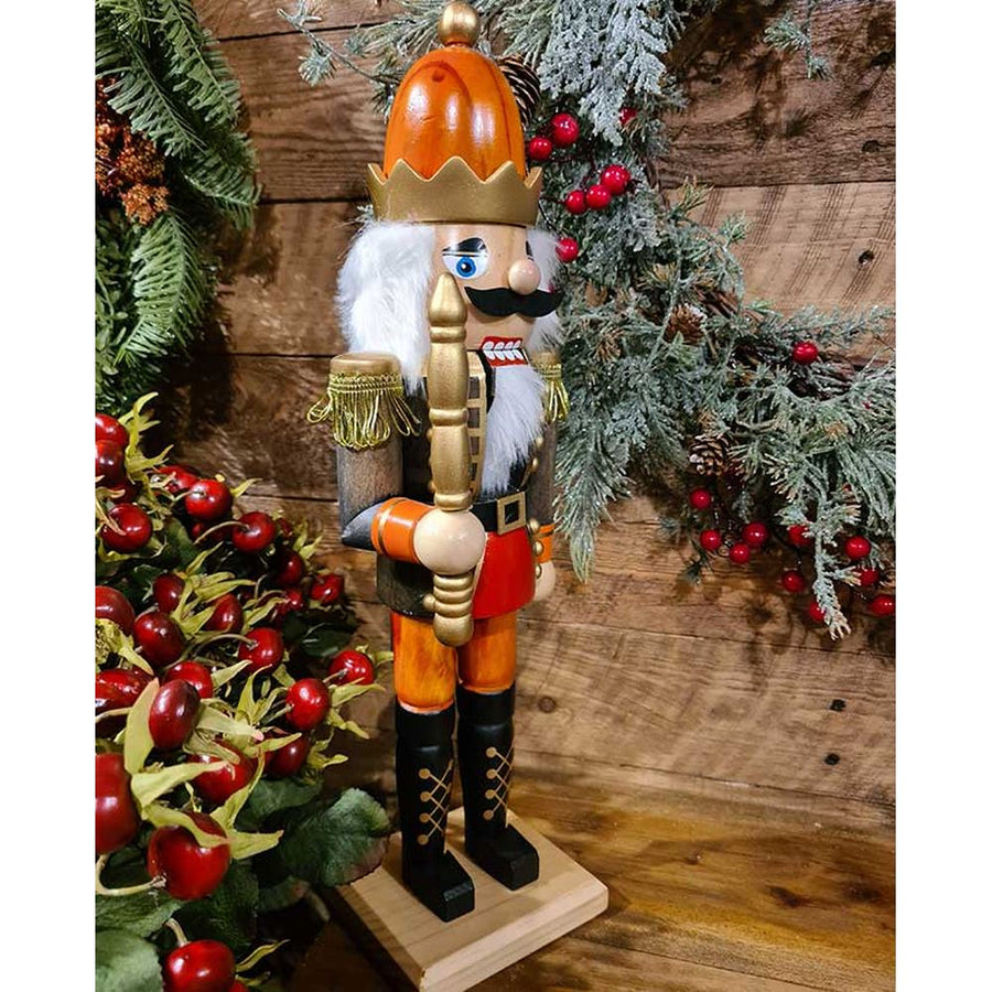 Klasszikus stílusú, fából készült, 45 cm magas diótörő király.