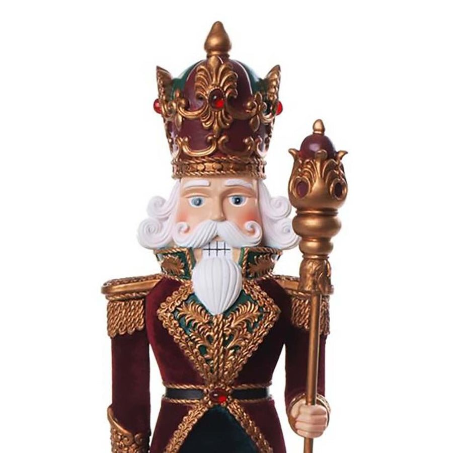 Aprólékosan kidolgozott, barokkos megjelenésű műgyanta diótörő, melyet bársony anyag és sujtás díszít