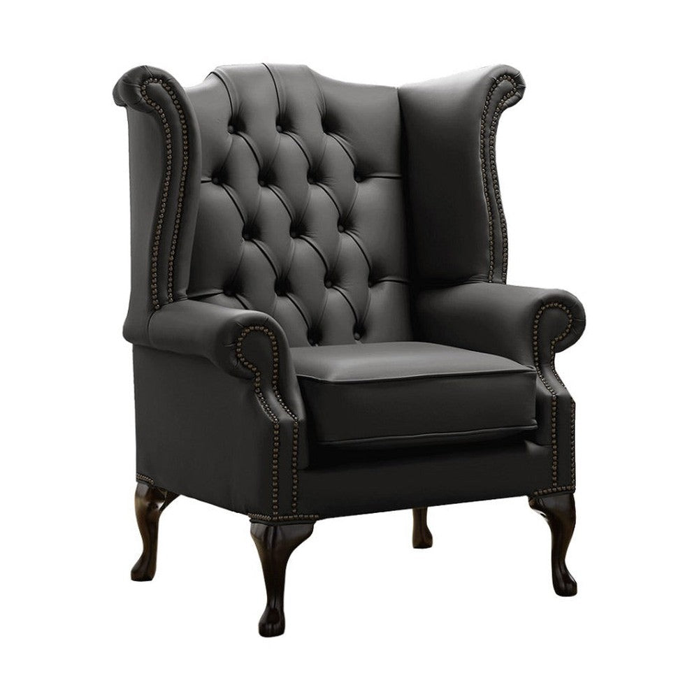 Fekete színű bőrrel kárpitozott Chesterfield szárnyas fotel.