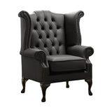 Fekete színű bőrrel kárpitozott Chesterfield szárnyas fotel.