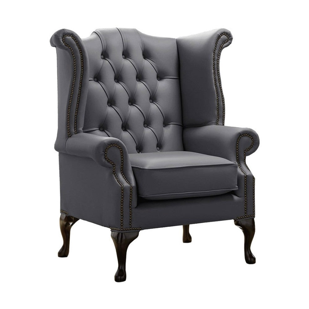 Hamuszürke színű bőrrel kárpitozott Chesterfield szárnyas fotel.