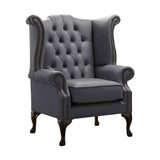 Hamuszürke színű bőrrel kárpitozott Chesterfield szárnyas fotel.
