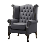 Hamuszürke színű bőrrel kárpitozott Chesterfield szárnyas fotel.