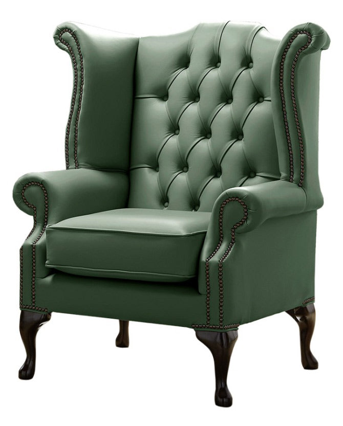 Lombzöld színű bőrrel kárpitozott Chesterfield szárnyas fotel.