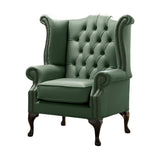 Lombzöld színű bőrrel kárpitozott Chesterfield szárnyas fotel.