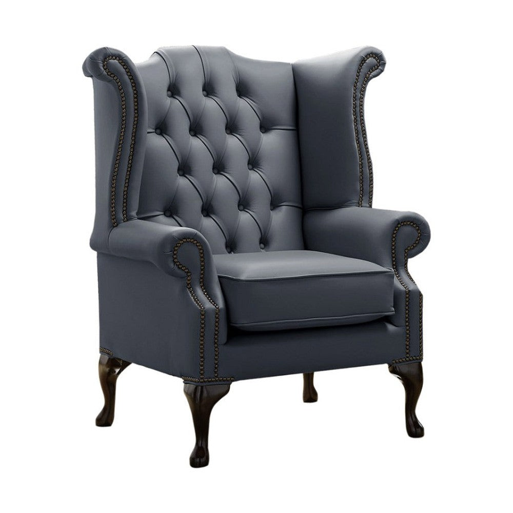 Sötétszürke színű bőrrel kárpitozott Chesterfield szárnyas fotel.