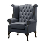 Sötétszürke színű bőrrel kárpitozott Chesterfield szárnyas fotel.