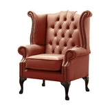 Fűszerbarna színű bőrrel kárpitozott Chesterfield szárnyas fotel.