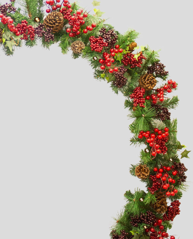 Vidéki stílusú, 270 cm hosszú karácsonyi fenyőgirland piros bogyókkal.