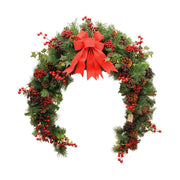 Vidéki stílusú, 180 cm hosszú karácsonyi fenyőgirland piros bogyókkal.