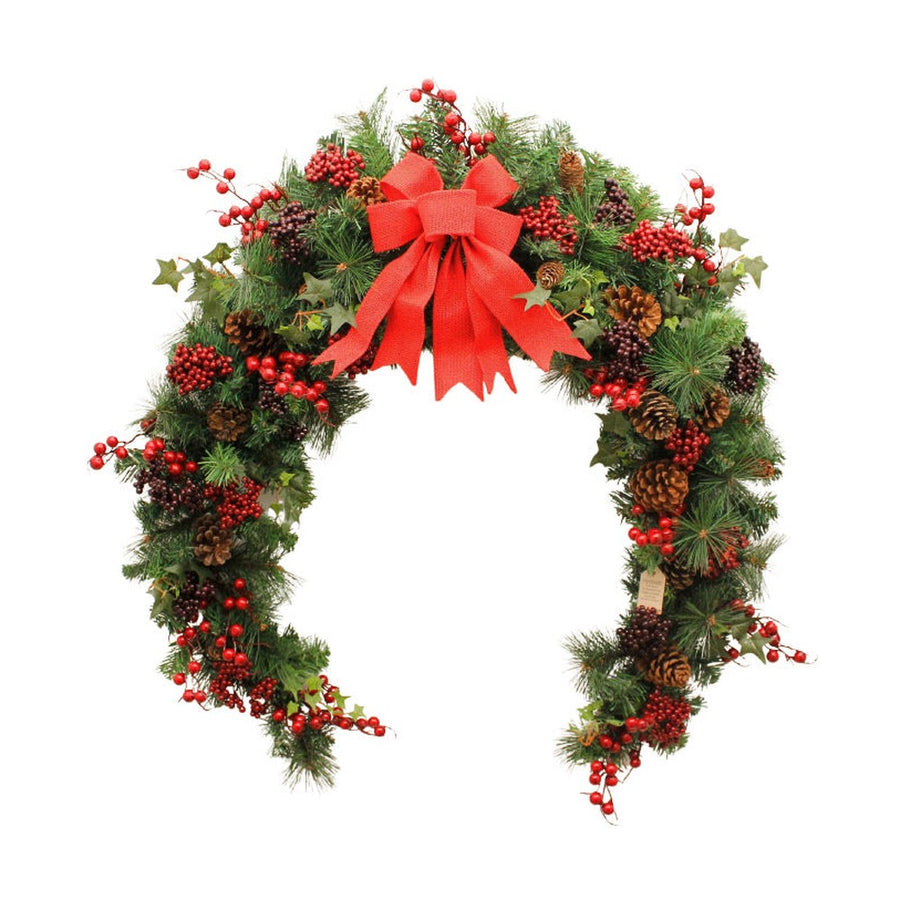 Vidéki stílusú, 180 cm hosszú karácsonyi fenyőgirland piros bogyókkal.
