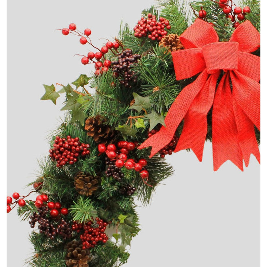Vidéki stílusú, 180 cm hosszú karácsonyi fenyőgirland piros bogyókkal.