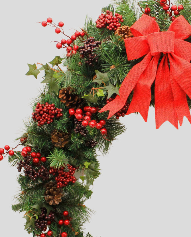 Vidéki stílusú, 180 cm hosszú karácsonyi fenyőgirland piros bogyókkal.