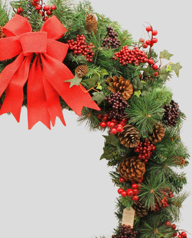 Vidéki stílusú, 180 cm hosszú karácsonyi fenyőgirland piros bogyókkal.