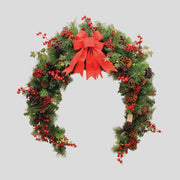 Vidéki stílusú, 180 cm hosszú karácsonyi fenyőgirland piros bogyókkal.