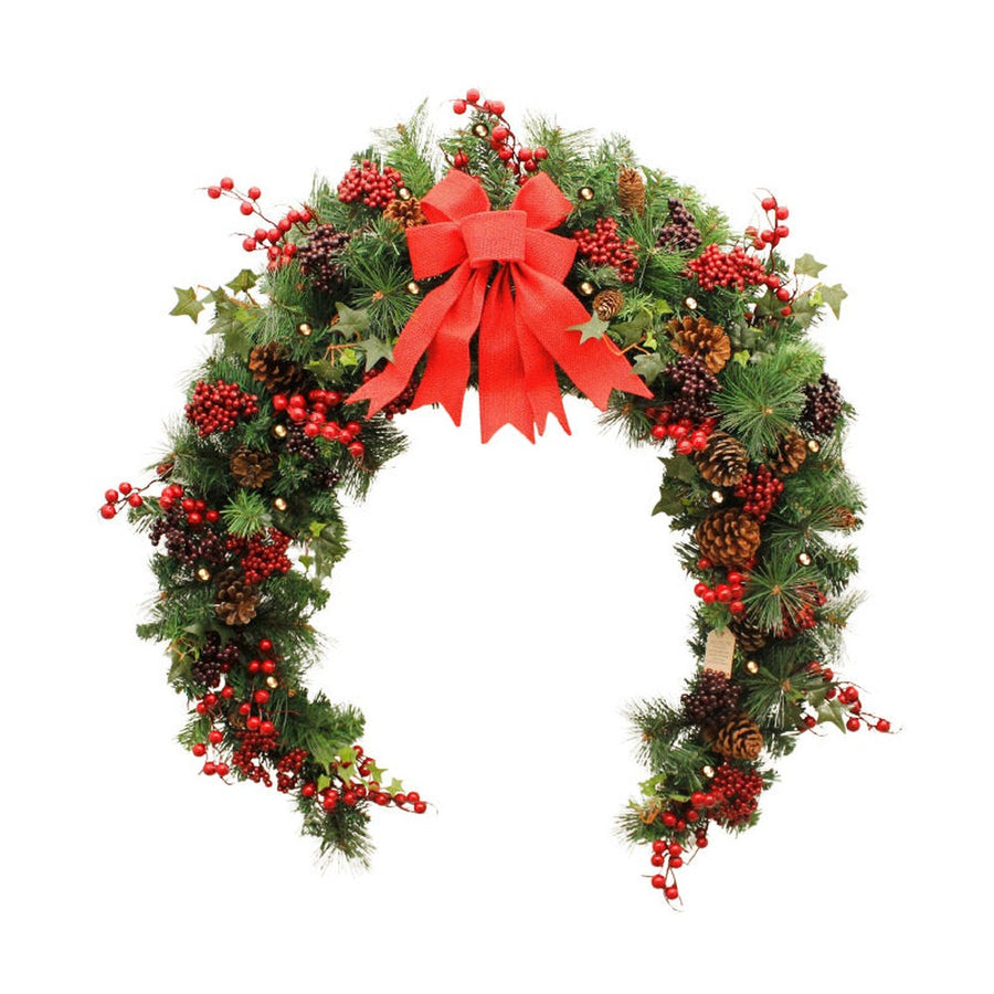 Vidéki stílusú, 180 cm hosszú karácsonyi fenyőgirland piros bogyókkal LED világítással.