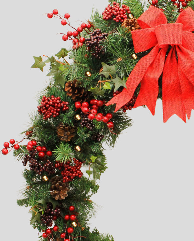 Vidéki stílusú, 180 cm hosszú karácsonyi fenyőgirland piros bogyókkal LED világítással.