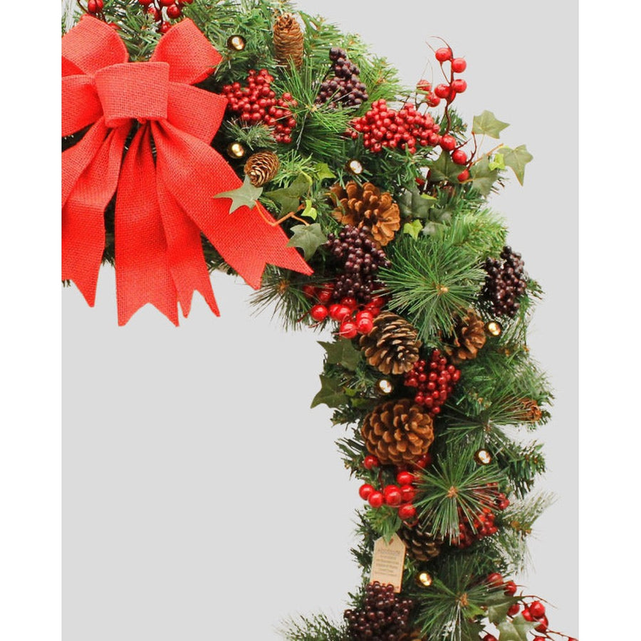 Vidéki stílusú, 180 cm hosszú karácsonyi fenyőgirland piros bogyókkal LED világítással.