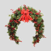 Vidéki stílusú, 180 cm hosszú karácsonyi fenyőgirland piros bogyókkal LED világítással.