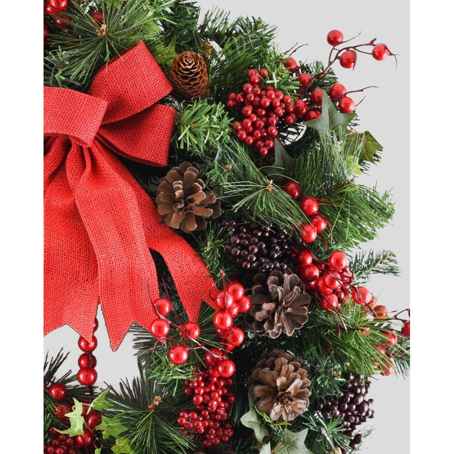 Vidéki stílusú, erdei bogyós, 60 cm átmérőjű karácsonyi koszorú masnival.
