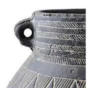 Törzsi stílusú, geometrikus mintákkal díszített, fekete színű, kézműves égetett agyag kaspó.