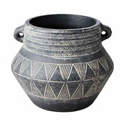 Törzsi stílusú, geometrikus mintákkal díszített, fekete színű, kézműves égetett agyag kaspó.