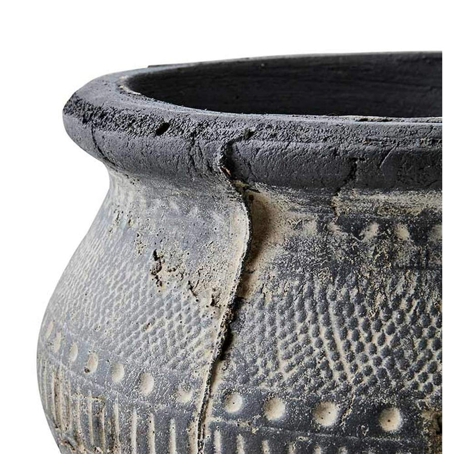 Törzsi stílusú, geometrikus mintákkal díszített, fekete színű, kézműves égetett agyag kaspó