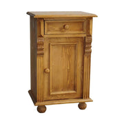 Dekoratív faragású fenyőfa éjjeliszekrény egy fiókkal, és egy ajtós tárolóval. Színe: viaszolt natúr.