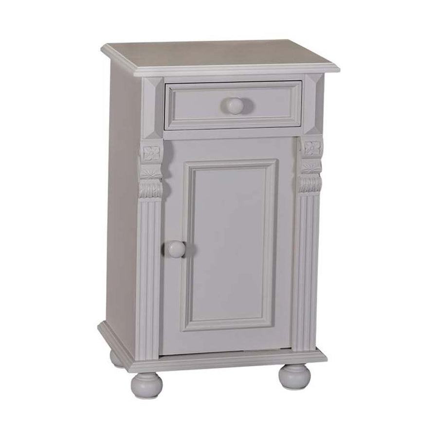 Dekoratív faragású fenyőfa éjjeliszekrény egy fiókkal, és egy ajtós tárolóval. Színe világos szürke.