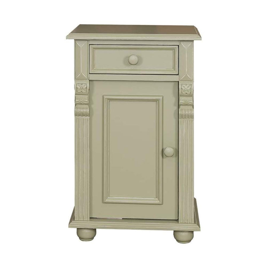 Dekoratív faragású fenyőfa éjjeliszekrény egy fiókkal, és egy ajtós tárolóval. Színe Bézs.