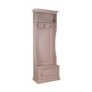 Bézs színű klaszicizáló előszobafal három fogassal és cipősszekrénnyel.