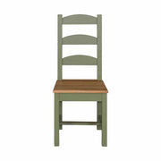 Klasszikus formavilágú fenyőfa étkezőszék, tölgyfa ülőlappal, háttámlával. A szék színe olívazöld, az ülőlap színe pácolt natúr.