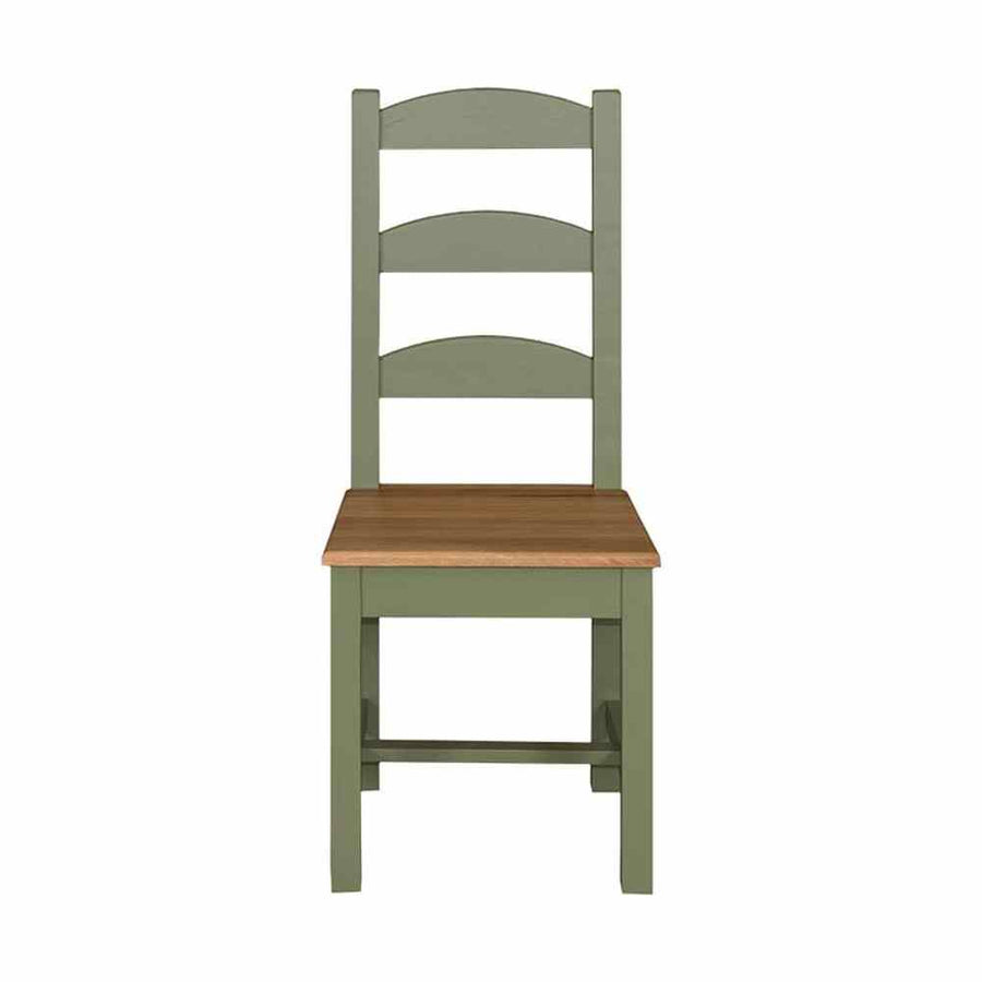 Klasszikus formavilágú fenyőfa étkezőszék, tölgyfa ülőlappal, háttámlával. A szék színe olívazöld, az ülőlap színe pácolt natúr.