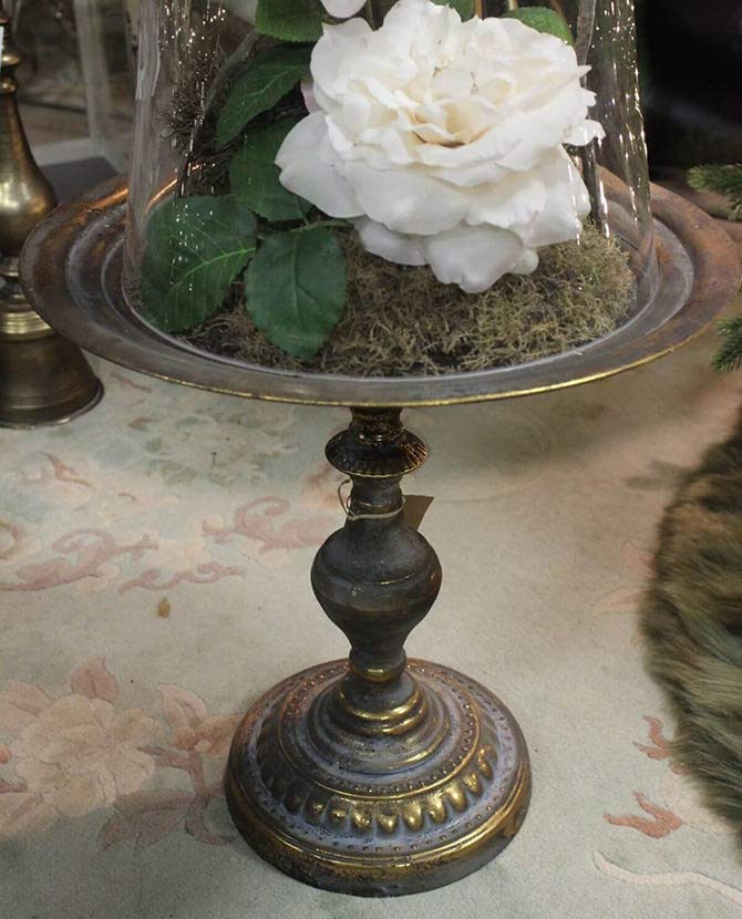 Patinás, óarany színű fém kisasztal üvegburával benne fehér rózsával 