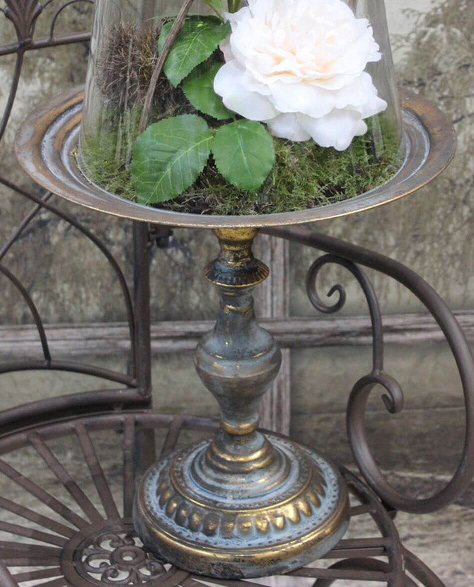 Patinás, óarany színű fém kisasztal üvegburával benne fehér rózsával