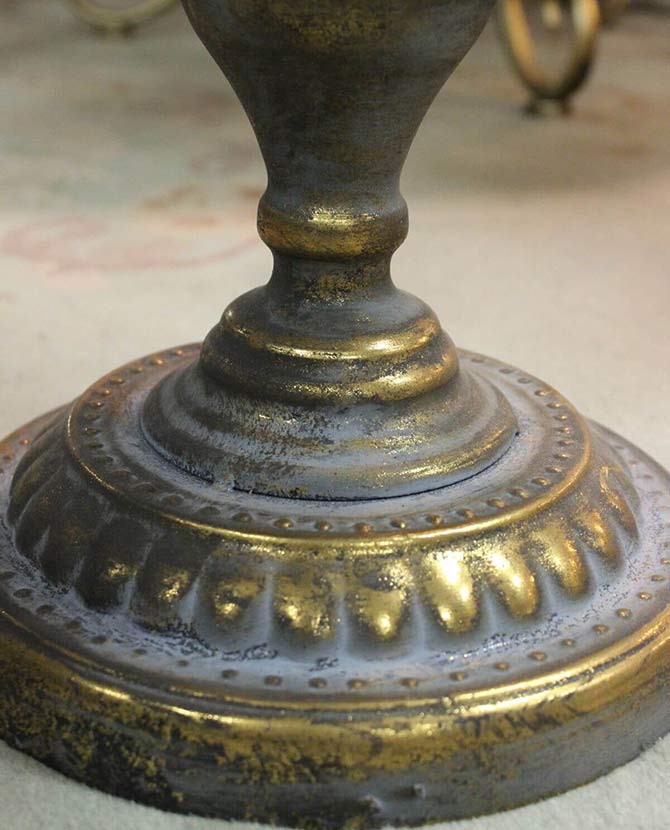 Patinás, óarany színű fém kisasztal lábának közeli képe
