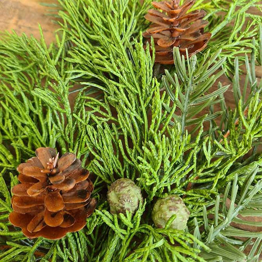 Apró tobozokkal díszített, zöld színű, cédrus fenyő ág műnövény.