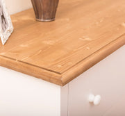 Fenyőfából készült, festett, fehér színű komód natúr színű fedlappal.