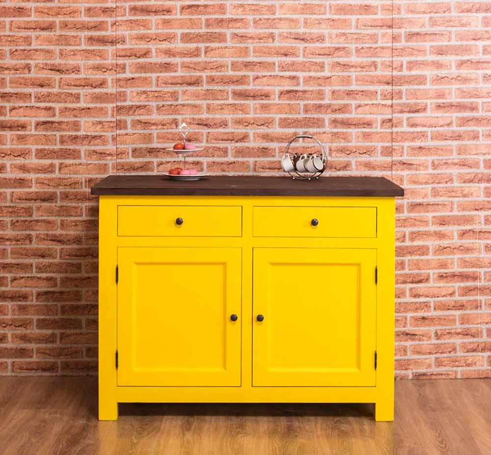 Tömör fenyőfa konyhaszekrény két fiókkal, polcos tárólóval. Színe: sárga bútor, sötétbarna munkafelület.