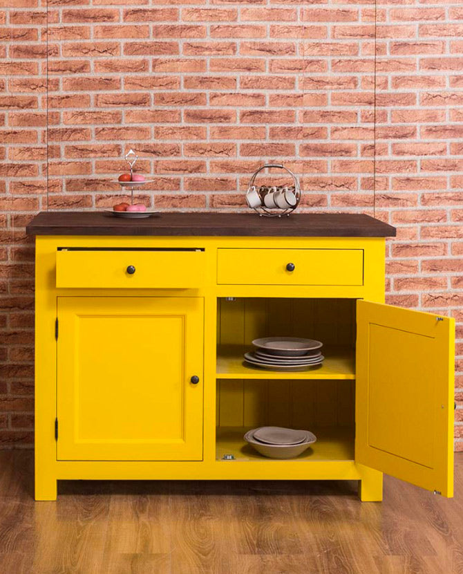 Tömör fenyőfa konyhaszekrény két fiókkal, polcos tárólóval. Színe: sárga bútor, sötétbarna munkafelület.