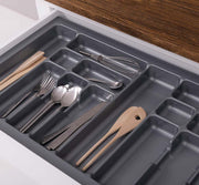 Fehér színű, tömör fenyőfából készült polcos konyhaszekrény evőeszkötartója.