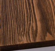 Fehér színű, tömör fenyőfából készült polcos konyhaszekrény fedlapjának részlete.